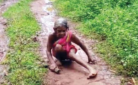 ʼಪಿಂಚಣಿʼ ಪಡೆಯಲು 2KM ತೆವಳಿಕೊಂಡೇ ಹೋದ 70 ವರ್ಷದ ವಿಕಲಚೇತನ ವೃದ್ಧೆ!