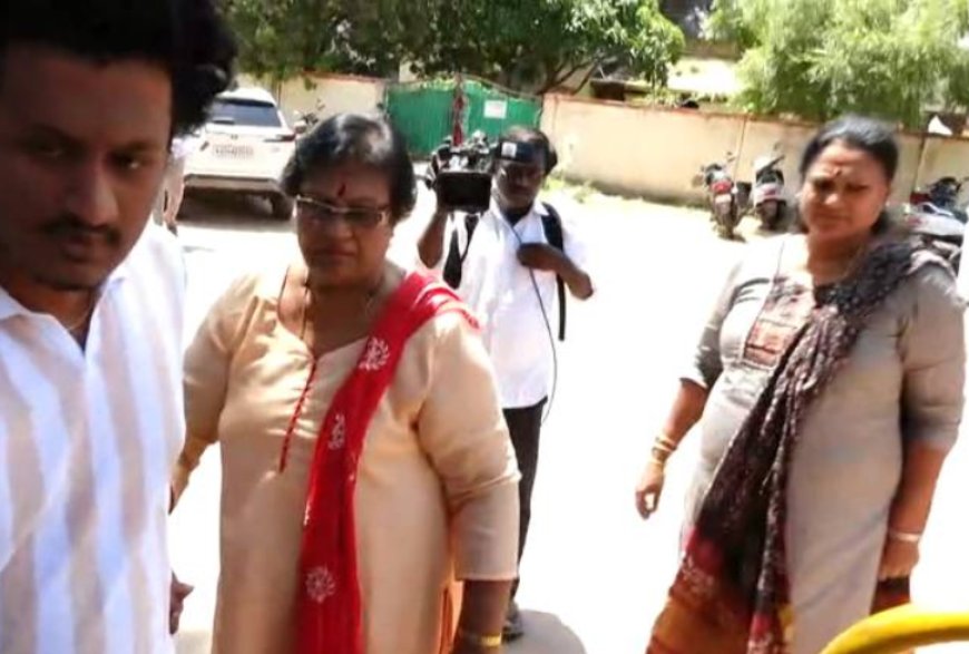 ಕೊನೆಗೂ ಬಳ್ಳಾರಿ ಜೈಲಿಗೆ ಬಂದ ಮೀನಾ ತೂಗುದೀಪ! ತಾಯಿಯನ್ನು ಅಪ್ಪಿಕೊಂಡು ಕಣ್ಣೀರಿಟ್ಟ ದರ್ಶನ್