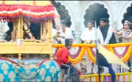 ಜಂಬೂಸವಾರಿ ಮೆರವಣಿಗೆಗೆ ಚಾಲನೆ ನೀಡಿದ ಸಿಎಂ ಸಿದ್ದರಾಮಯ್ಯ!