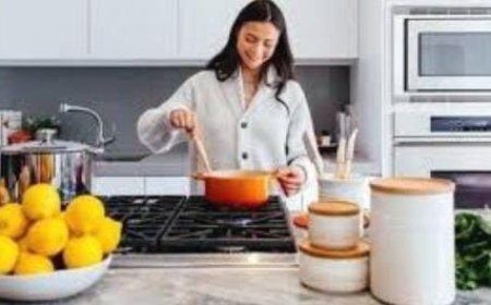 ಹೆಣ್ಣು ಮಕ್ಕಳೇ ಇಲ್ಲಿ ಕೇಳಿ: ಯಾವ ದಿಕ್ಕಿಗೆ ಮುಖ ಮಾಡಿ ಅಡುಗೆ ಮಾಡ್ಬೇಕು ಗೊತ್ತಾ!? ಕಿಚನ್‌ ವಾಸ್ತು ಟಿಪ್ಸ್ ಇಲ್ಲಿದೆ!