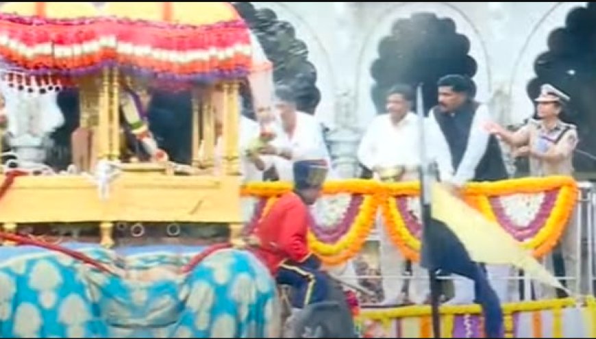 ಜಂಬೂಸವಾರಿ ಮೆರವಣಿಗೆಗೆ ಚಾಲನೆ ನೀಡಿದ ಸಿಎಂ ಸಿದ್ದರಾಮಯ್ಯ!