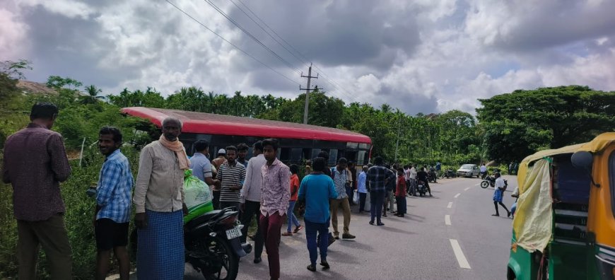 ರಾಮನಗರ: ಸ್ಟೇರಿಂಗ್ ರಾಡ್ ಕಟ್ಟಾಗಿ ಹಳ್ಳಕೆ ಉರುಳಿದ KSRTC ಬಸ್ - 23 ಮಂದಿಗೆ ಗಾಯ