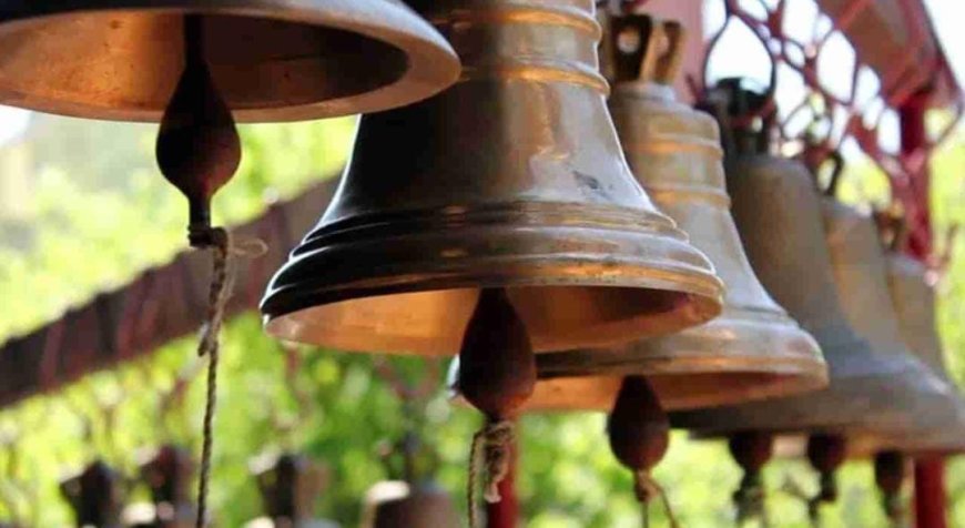 ದೇವಸ್ಥಾನದಲ್ಲಿ ಗಂಟೆ ಏಕೆ ಬಾರಿಸುತ್ತಾರೆ!? ಇದರ ಹಿಂದಿನ ಧಾರ್ಮಿಕ ಕಾರಣ ನೀವು ತಿಳಿಯಲೇಬೇಕು!?
