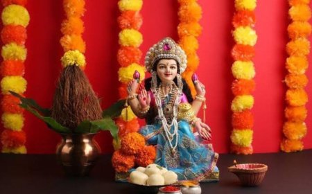 ಶುಭ ಶುಕ್ರವಾರ ಲಕ್ಷ್ಮೀ ದೇವಿ ಪೂಜಿಸುವ ವಿಧಾನ ನೀವು ತಿಳಿಯಿರಿ! ಹೀಗಿದ್ದರೆ ಮಾತ್ರ ಸಂಪತ್ತು ಹರಿದು ಬರತ್ತೆ!