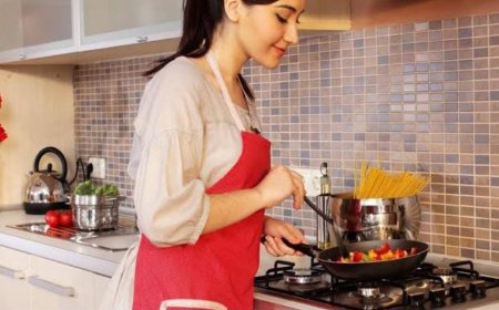 ಗೃಹಿಣಿಯರೇ ಅಡುಗೆ ಮನೆಗೆ ಹೋಗೋ ಮುನ್ನ ಈ ಸುದ್ದಿ ನೋಡಿ!ಈ ಎರಡು ಪಾತ್ರೆಗಳನ್ನು ಮಗುಚಿದ್ರೆ ದಾರಿದ್ರ್ಯ ಒಕ್ಕರಿಸತ್ತೆ!