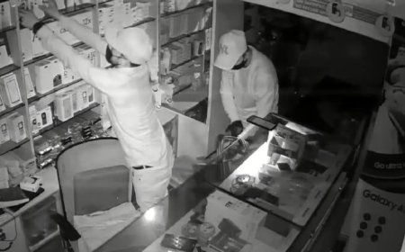 ರಾತ್ರೋರಾತ್ರಿ ಮೊಬೈಲ್ ಅಂಗಡಿ ಲೂಟಿ: 55 ಮೊಬೈಲ್ ಗಳನ್ನು ಚೀಲಕ್ಕೆ ತುಂಬಿಕೊಂಡು ಪರಾರಿ!