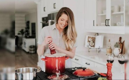 ಗೃಹಿಣಿಯರೇ ಗಮನಿಸಿ: ಯಾವ ದಿಕ್ಕಿನಲ್ಲಿ ಅಡುಗೆ ಮಾಡಿದ್ರೆ ಒಳಿತು, ಈ ವಾಸ್ತು ನೀವು ತಿಳಿಯಲೇಬೇಕು?