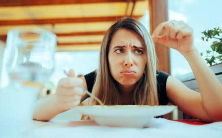 ಊಟ ಮಾಡುವಾಗ ಪದೇ ಪದೇ ಕೂದಲು ಸಿಗುತ್ತಾ? ಹಾಗಿದ್ರೆ ಅದಕ್ಕೆ  ಕಾರಣ ನೀವು ತಿಳಿಯಲೇಬೇಕು!