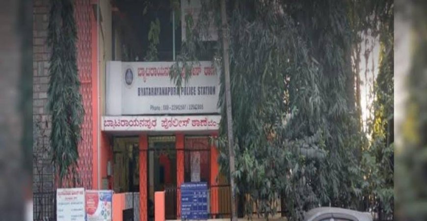ಡೋರ್ ಕ್ಲೋಸ್ ಮಾಡು, ಪ್ಲೀಸ್ ಒಂದೇ ಒಂದ್ಸಲ ಅದನ್ನು ಮಾಡಿ: ಮಹಿಳೆ ಜತೆ ರಕ್ಕಸನ ರೀತಿ ವರ್ತಿಸಿದ ಕಾನ್ಸ್ಟೇಬಲ್!