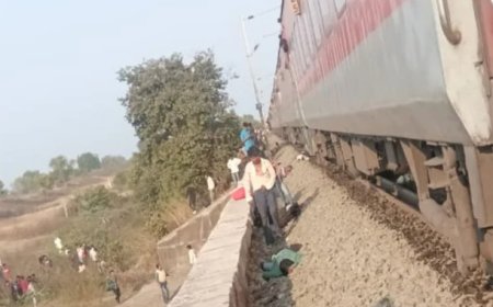 ಮಹಾರಾಷ್ಟ್ರದಲ್ಲಿ ರೈಲು ದುರಂತ: ಟ್ರೇನ್ʼನಿಂದ ಜಿಗಿದವರ ಮೇಲೆ ಹರಿದ ಕರ್ನಾಟಕ ಎಕ್ಸ್ಪ್ರೆಸ್ ರೈಲು! 20 ಮಂದಿ ಸಾವು