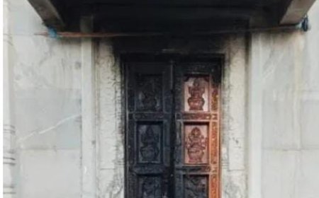 ದೇವರಿಗೆ ವಾಮಾಚಾರವಾ? ದೇವಾಲಯದ ಬಾಗಿಲಿಗೆ ಕಿಡಿಗೇಡಿಗಳಿಂದ ಬೆಂಕಿ!