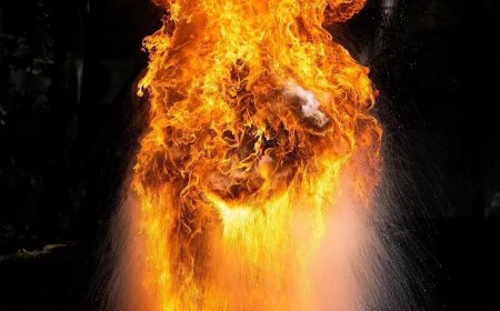 ಹೆಂಡತಿಯೊಂದಿಗೆ ಜಗಳ: ಹಾಡಹಗಲೇ ಬೆಂಕಿ ಹಚ್ಚಿಕೊಂಡ ಚಹಾ ವ್ಯಾಪಾರಿ!