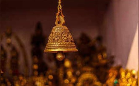 ಮನೆಯಲ್ಲಿ ಹಣಕಾಸಿನ ಸಮಸ್ಯೆಯೇ!? ದೇವರ ಮನೆಯಲ್ಲಿ ಈ 6 ವಸ್ತು ಇಟ್ಟರೆ ಲಕ್ಷ್ಮಿಕಟಾಕ್ಷ ಖಚಿತ!