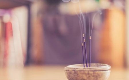 ನೀವು ನಿತ್ಯ ದೇವರಿಗೆ ಪೂಜೆ ಮಾಡ್ತೀರಾ!? ಹಾಗಿದ್ರೆ ಎಷ್ಟು ಅಗರಬತ್ತಿ ಹಚ್ಚಬೇಕು?