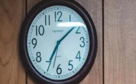 ಮನೆಯಲ್ಲಿ ಗಡಿಯಾರ ಯಾವ ದಿಕ್ಕಿನಲ್ಲಿ ಇಡಬೇಕು ಗೊತ್ತಾ!? ಜ್ಯೋತಿಷ್ಯ ಹೇಳುವುದು ಹೀಗೆ!