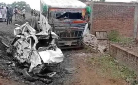 ಕಾರಿನ ಮೇಲೆ ಮಗುಚಿ ಬಿದ್ದ ಟಿಪ್ಪರ್: ಒಂದೇ ಕುಟುಂಬದ 9 ಮಂದಿ ಸಾವು!