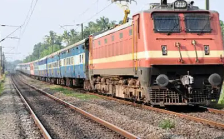 Husband Loses Arm.. ರೈಲಿನಲ್ಲಿ ಕಳ್ಳತನ: ಪತ್ನಿಯ ಬ್ಯಾಗ್ ರಕ್ಷಿಸಲು ಹೋಗಿ ಕೈ ಕಳೆದುಕೊಂಡ ಗಂಡ..!