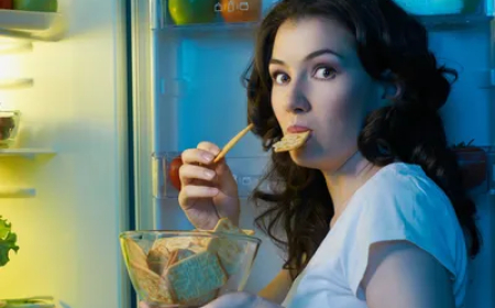 ತಡರಾತ್ರಿ ತಿನ್ನುವವರಿಗೆ ಈ ಕಾಯಿಲೆ ಬರುವ ಅಪಾಯ.. ಕೂಡಲೇ ನಿಮ್ಮ ಅಭ್ಯಾಸವನ್ನು ಬದಲಿಸಿಕೊಳ್ಳಿ!