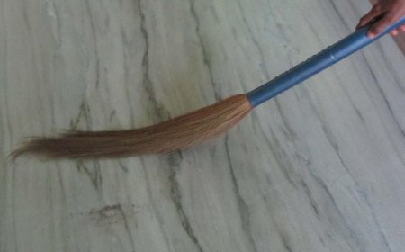 ಮನೆಯಲ್ಲಿ ಪೊರಕೆಯನ್ನು ಹೀಗೆ ಇಟ್ಟುಕೊಳ್ಳಿ, ದುಷ್ಟಶಕ್ತಿ ನಿಮ್ಮ ಬಳಿ ಸುಳಿಯಲ್ಲ!