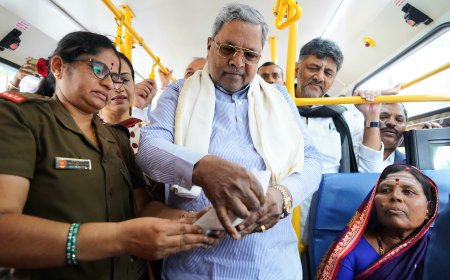 500 ಕೋಟಿ ತಲುಪಿದ ʼಶಕ್ತಿʼ ಯೋಜನೆ: ಖುದ್ದು ಟಿಕೆಟ್ ವಿತರಿಸಿದ ಸಿಎಂ ಸಿದ್ದರಾಮಯ್ಯ!