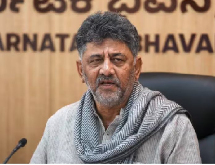 ತೇಜಸ್ವಿ ಸೂರ್ಯ ಬಗ್ಗೆ ಕೇಳಬೇಡಿ, ಆತ ವೇಸ್ಟ್ ಮೆಟೀರಿಯಲ್: ಸುರಂಗ ರಸ್ತೆ ವಿರೋಧಿಸಿದ್ದಕ್ಕೆ ಡಿಕೆಶಿ ತಿರುಗೇಟು