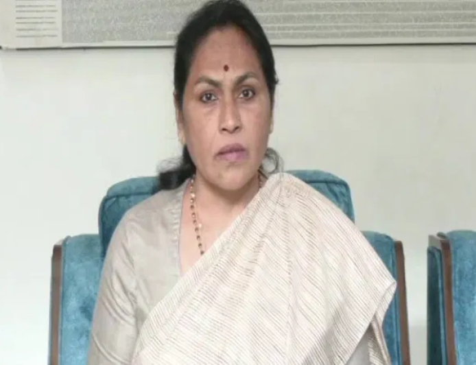 ಡೆಡ್‍ಲೈನ್ ಸಾಯುತ್ತಿದೆಯೇ ಹೊರತು ಅಭಿವೃದ್ಧಿ ಆಗುತ್ತಿಲ್ಲ: ಶೋಭಾ ಕರಂದ್ಲಾಜೆ ಆಕ್ಷೇಪ