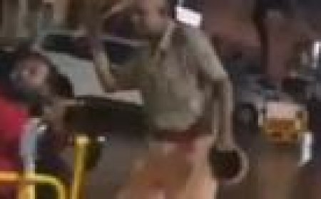 ಪೊಲೀಸರ ದರ್ಪ: ವ್ಹೀಲ್​ಚೇರ್​ ಮೇಲೆ ಕುಳಿತಿದ್ದವನ ಮೇಲೆ ಲಾಠಿ ಪ್ರಹಾರ!