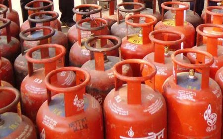 ಹಬ್ಬದ ದಿನವೇ ದೇಶದ ಜನತೆಗೆ ಬಿಗ್‌ ಶಾಕ್! ಇಂದಿನಿಂದ LPG ಸಿಲಿಂಡರ್ ಬೆಲೆ ಭಾರೀ ಏರಿಕೆ! 