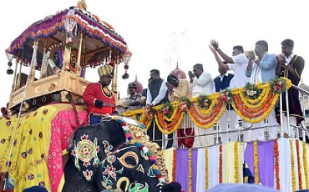 ಜಂಬೂಸವಾರಿಗೆ ಸಿಎಂ ಚಾಲನೆ: ಗಜಗಾಂಭೀರ್ಯದಿಂದ ಹೆಜ್ಜೆ ಹಾಕಿದ ಕ್ಯಾಪ್ಟನ್ ಅಭಿಮನ್ಯು