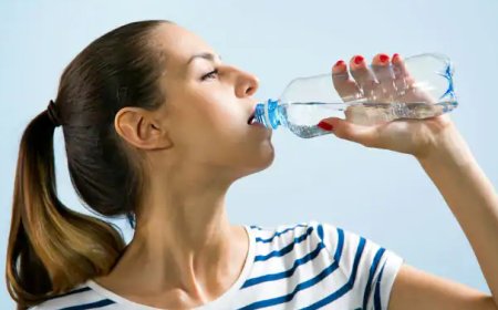 ನಿಂತು ನೀರು ಕುಡಿದರೆ ದೇಹದಲ್ಲಿ ಎಷ್ಟೆಲ್ಲಾ ಸಮಸ್ಯೆಗಳಾಗುತ್ತೆ ಗೊತ್ತಾ..? ಇಲ್ಲಿದೆ ಮಾಹಿತಿ