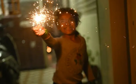 ಮಕ್ಕಳನ್ನು ಪಟಾಕಿಯಿಂದ ದೂರವಿಡಲು ಏನು ಮಾಡಬೇಕು? ಇಲ್ಲಿದೆ ನೋಡಿ ಟಿಪ್ಸ್