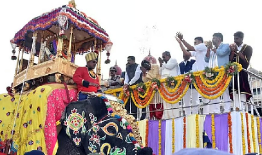 ಜಂಬೂಸವಾರಿಗೆ ಸಿಎಂ ಚಾಲನೆ: ಗಜಗಾಂಭೀರ್ಯದಿಂದ ಹೆಜ್ಜೆ ಹಾಕಿದ ಕ್ಯಾಪ್ಟನ್ ಅಭಿಮನ್ಯು