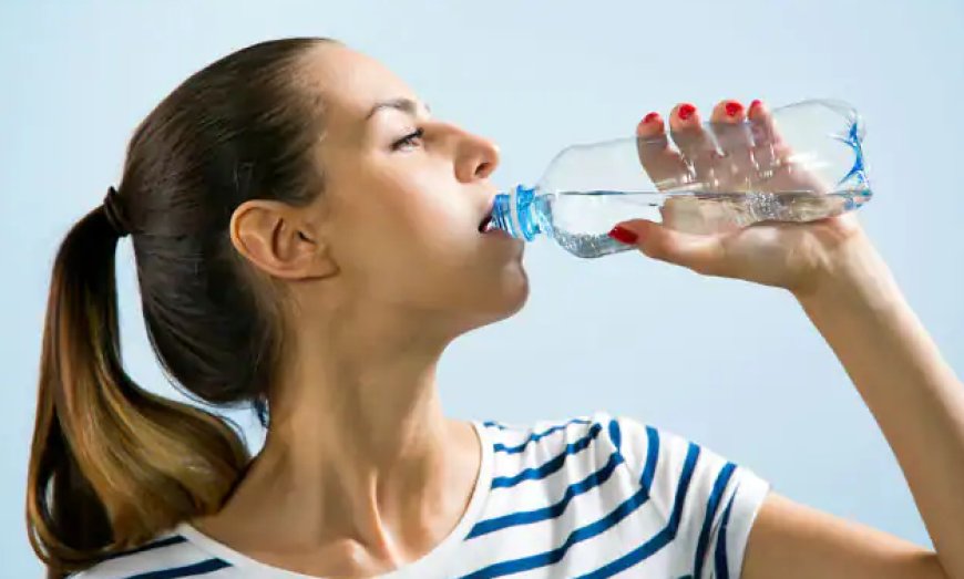 ನಿಂತು ನೀರು ಕುಡಿದರೆ ದೇಹದಲ್ಲಿ ಎಷ್ಟೆಲ್ಲಾ ಸಮಸ್ಯೆಗಳಾಗುತ್ತೆ ಗೊತ್ತಾ..? ಇಲ್ಲಿದೆ ಮಾಹಿತಿ