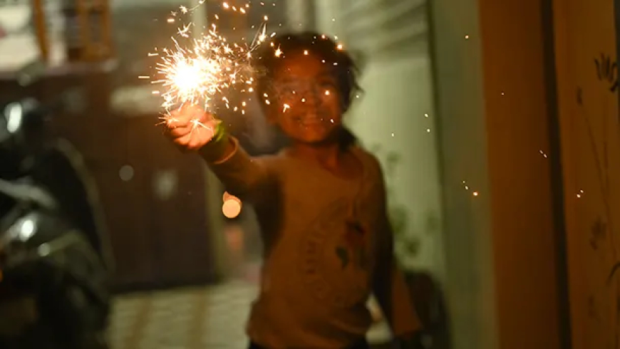 ಮಕ್ಕಳನ್ನು ಪಟಾಕಿಯಿಂದ ದೂರವಿಡಲು ಏನು ಮಾಡಬೇಕು? ಇಲ್ಲಿದೆ ನೋಡಿ ಟಿಪ್ಸ್