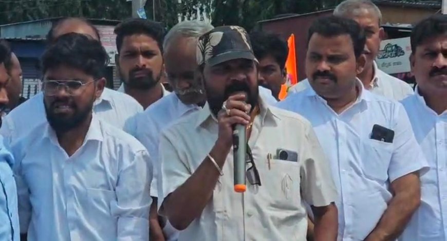 ವಾಲ್ಮೀಕಿ ಸಮಾಜಕ್ಕೆ ನಿಂದನೆ: ರಮೇಶ್ ಕತ್ತಿ ಭಾವಚಿತ್ರಕ್ಕೆ ಚಪ್ಪಲಿ ಹೊಡೆದು ಪ್ರತಿಭಟನೆ!